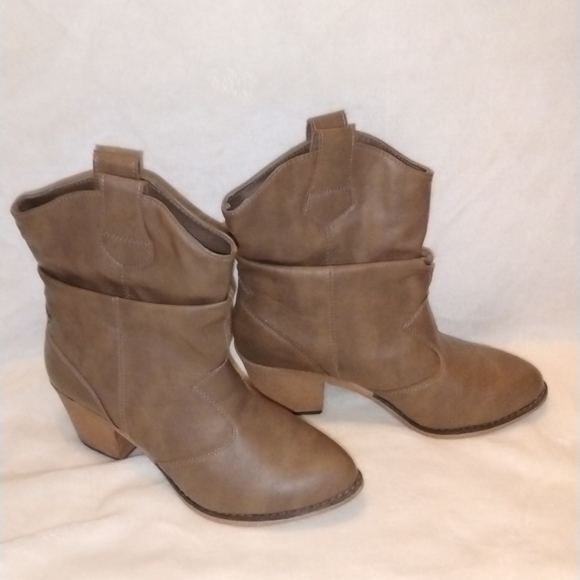 Boots - Picture 2 of 3